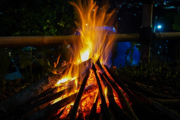 hoguera y algunas chispas en el camping, con citylight en el fondo