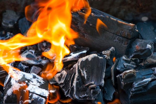 Hoguera brasas brasas de barbacoa con fuego primer plano del proceso de combustión de carbón de leña para barbacoa