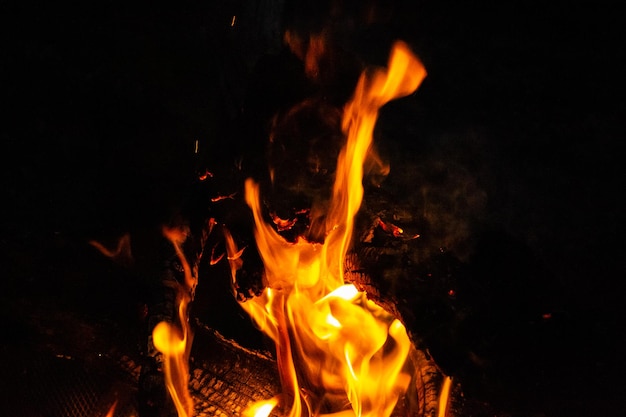 Hoguera de carbón de llamas de fuego nocturno