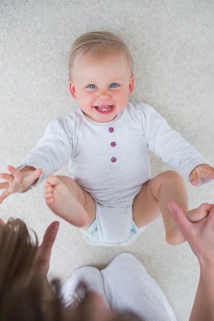 Hohe Ansicht eines Babys, das an zurück liegt