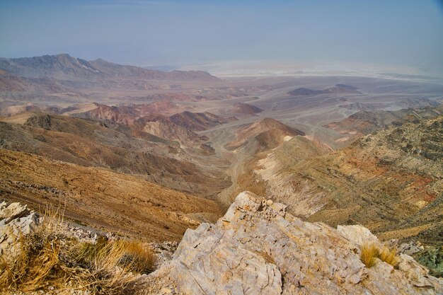 Hohe Aussicht auf Berge und Wüste auf dem Berg Death Valley