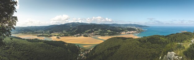 Hohe Aussicht von der Urdaibai-Flussmündung, natürliches Biosphärenreservoir in Bizkaia, Baskenland.