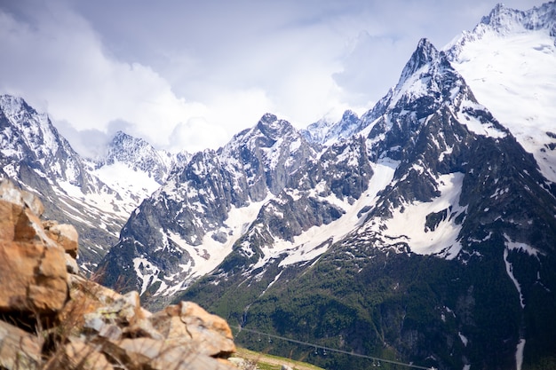 Hohe Berge im Schnee im Sommer