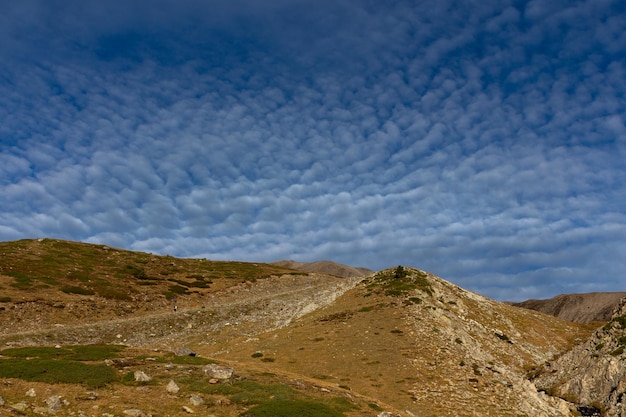 Hohe Berge mit Cirrocumulus-Wolken am Himmel