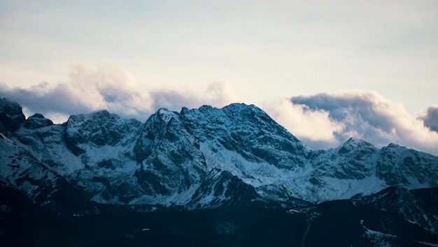 Hohe Berge unter Schnee im Winter. Panorama