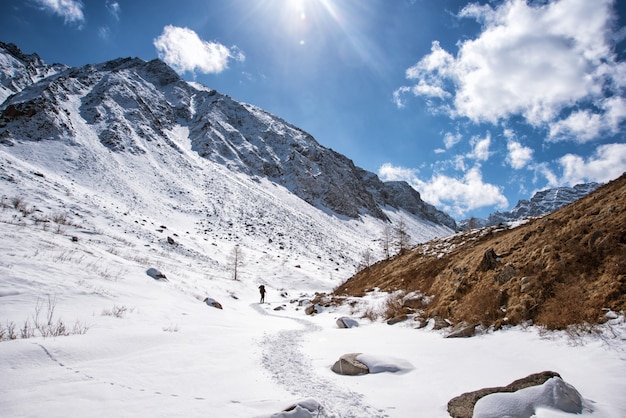 Hohe Berge unter Schnee im Winter