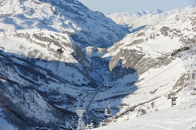 Hohe Berge unter Schnee im Winter