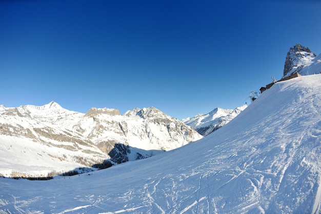 Hohe Berge unter Schnee im Winter