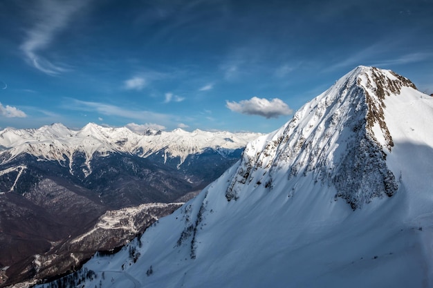 Hohe Berggipfel an einem klaren, sonnigen Tag mit Schnee bedeckt