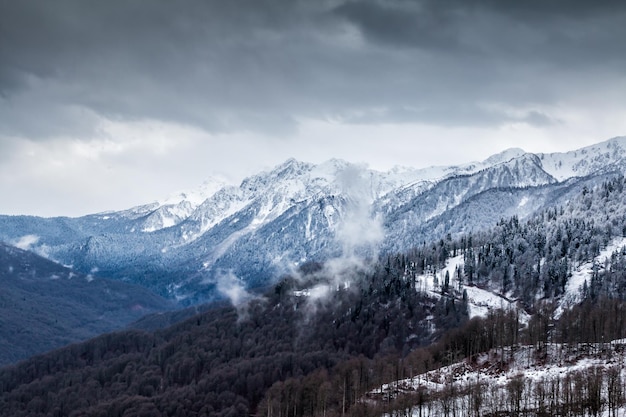 Hohe Berggipfel mit Schnee bedeckt an einem bewölkten Wintertag