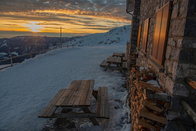 Hohe Berghütte mit Schnee