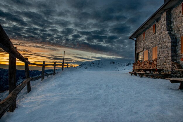 Hohe Berghütte mit Schnee