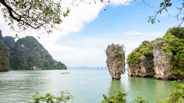 Hohe Betrachtungswinkel schöne Landschaft Meer und Himmel am Aussichtspunkt von Khao Tapu oder James Bond Island im Ao Phang Nga Bay Nationalpark, Thailand, 16:9 Breitbild