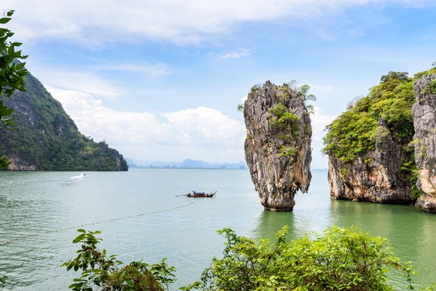 Hohe Betrachtungswinkel schöne Landschaft Meer und Himmel bei Khao Tapu oder James Bond Island im Ao Phang Nga Bay National Park, Thailand