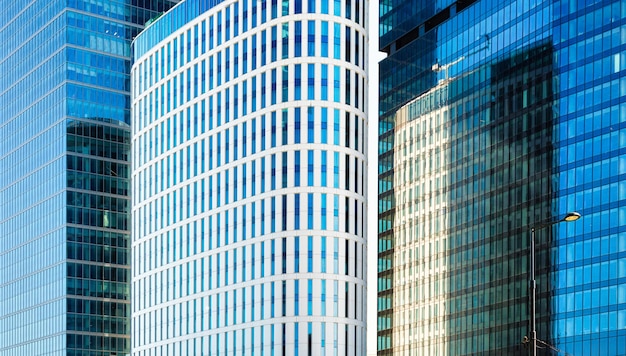 Hohe Bürogebäude im Geschäftszentrum der Stadt Wolkenkratzer aus Glas und Stahl als Kulisse