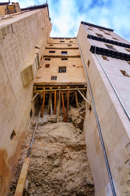 Hohe Gebäude mit Häusern, die auf dem Felsen des Berges in Cuenca, Spanien, gebaut wurden