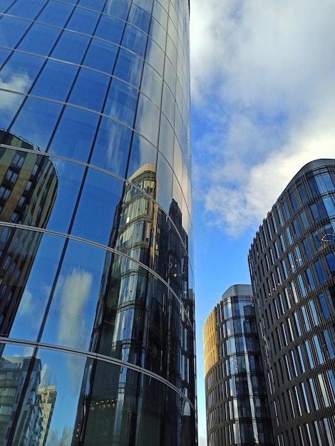 Hohe Glasgebäude sind Wolkenkratzer. Geschäftsstadt.