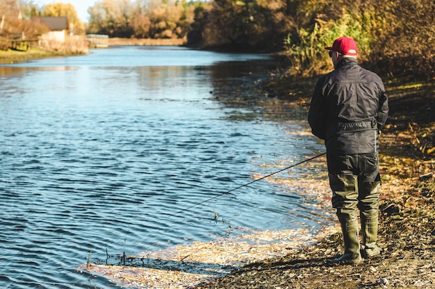 Hohe Gummistiefel beim Angler zum Fischfang