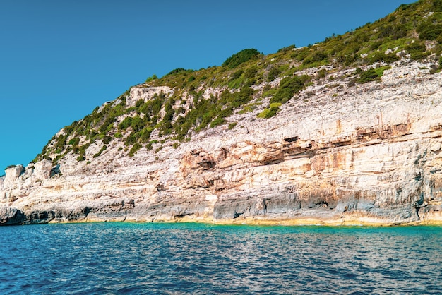 Hohe Klippen mit Wald und Felsen am Ufer der Insel Korfu