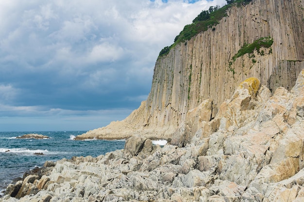 Hohe Küstenklippe, die von Steinsäulen gebildet wird Cape Stolbchaty auf der Insel Kunaschir