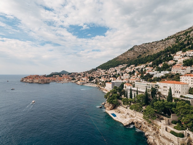 Hohe Luftaufnahme von einer Drohne an der Küste von Dubrovnik und der Altstadt in Kroatien