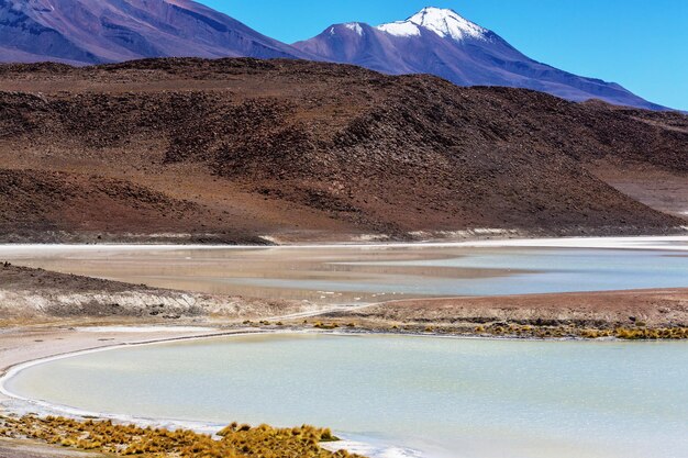 Hohe schneebedeckte Berge in Bolivien