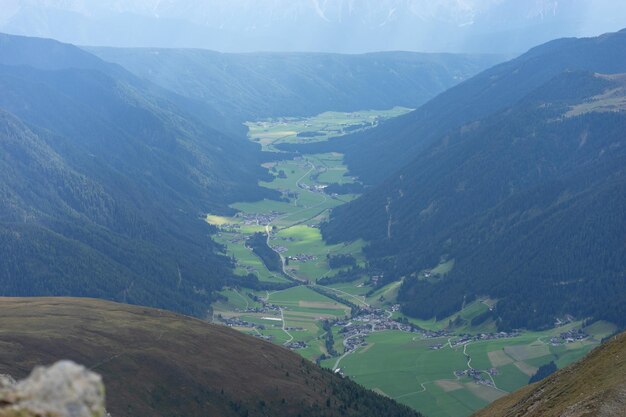 Foto hohe sicht auf gsieser talval casies-welsbergmonguelfo-taistentesido - südtirol - süd tirol