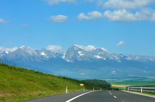 Hohe Tatra Frühlingsansicht mit Schnee auf Berghang und Autobahn (Slowakei)