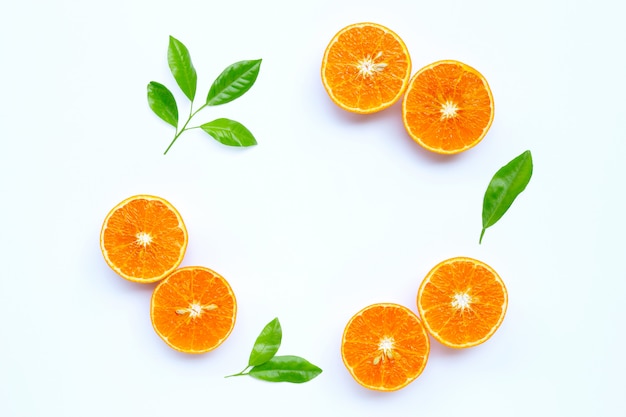 Hohe Vitamin C, saftige Orangenfrucht mit Blättern auf weißem Hintergrund.