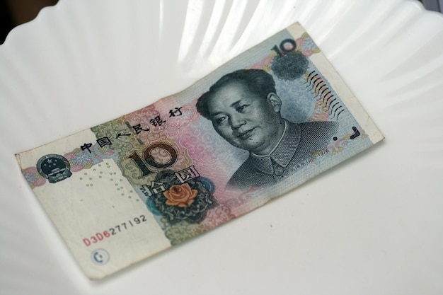 Hohe Winkelansicht der 10 Yuan-Note in der Platte