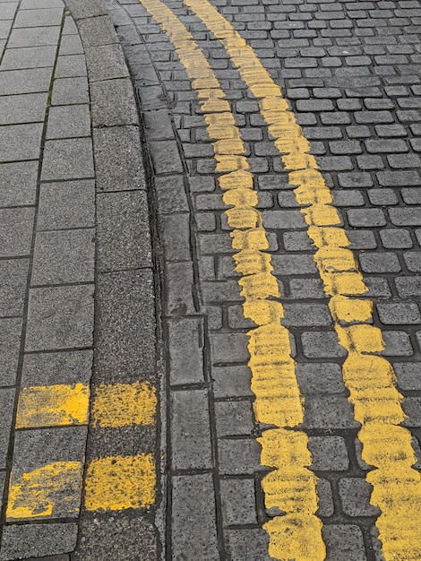 Foto hohe winkelansicht der gelben straßenmarkierung auf der straße