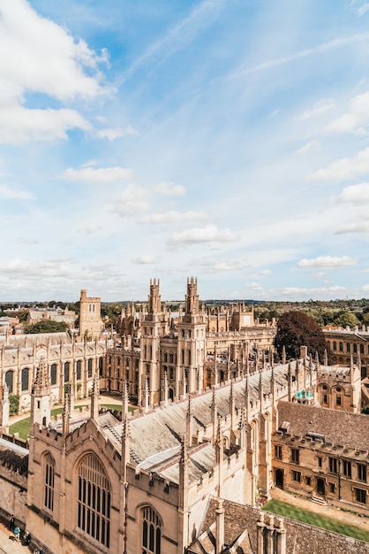 Hohe Winkelansicht der Hauptstraße von Oxford City