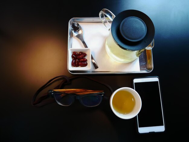 Hohe Winkelansicht der Kaffeetasse auf dem Tisch