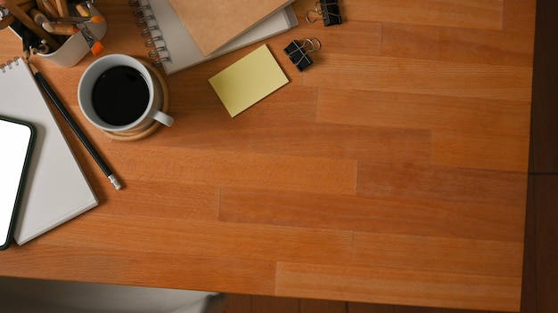 Hohe Winkelansicht der Kaffeetasse auf dem Tisch