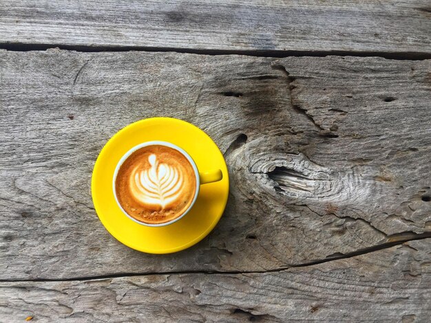 Hohe Winkelansicht der Kaffeetasse auf dem Tisch