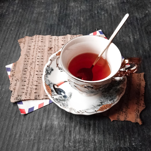 Foto hohe winkelansicht der teetasse auf dem tisch