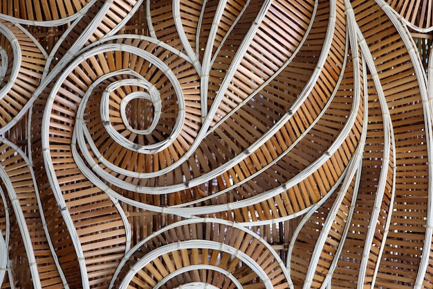 Hohe Winkelansicht der Wendeltreppe im Gebäude