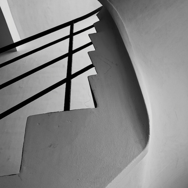 Foto hohe winkelansicht der wendeltreppe im gebäude