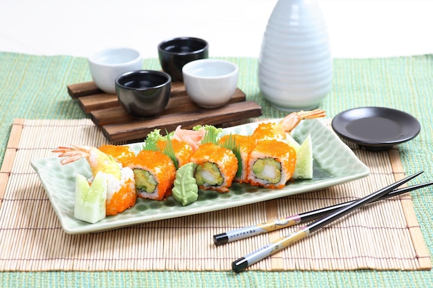 Hohe Winkelansicht des auf dem Tisch servierten Sushi