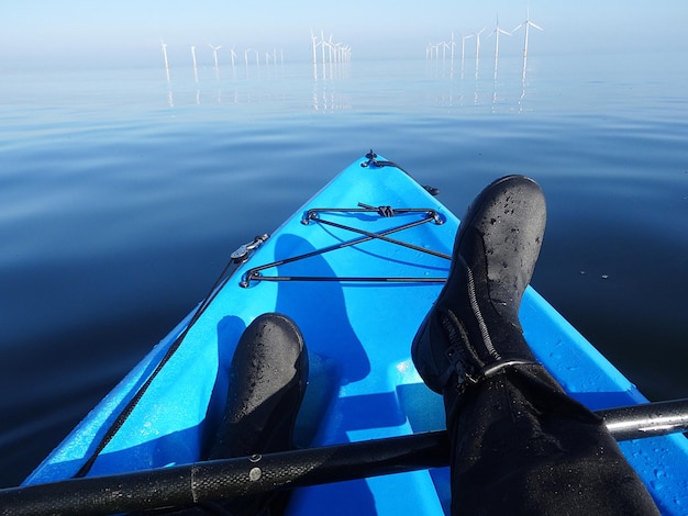 Hohe Winkelansicht des Bootes auf See