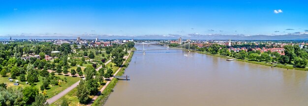 Hohe Winkelansicht des Flusses inmitten von Gebäuden in der Stadt gegen den Himmel