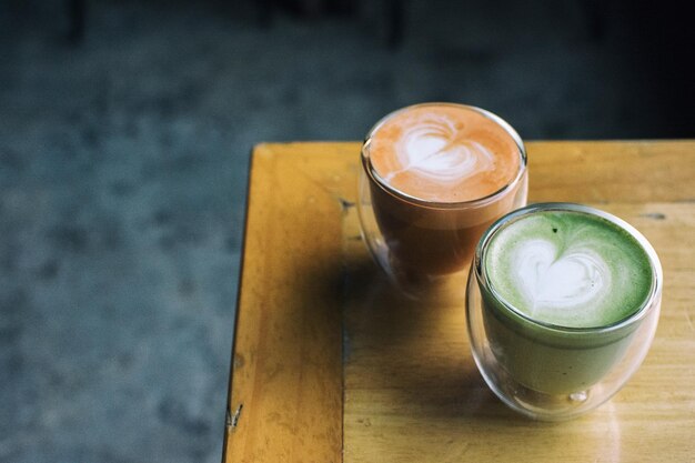 Foto hohe winkelansicht des kaffees auf dem tisch