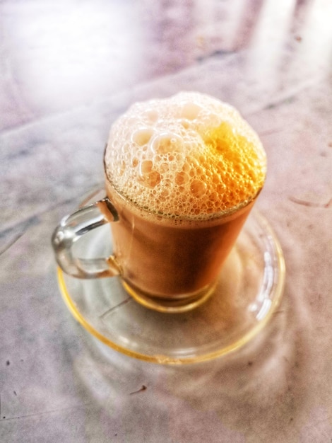 Foto hohe winkelansicht des kaffees auf dem tisch