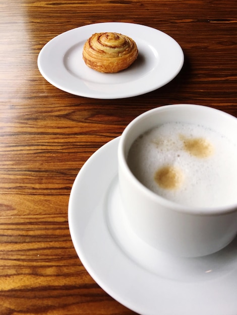 Hohe Winkelansicht des Kaffees auf dem Tisch