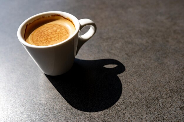 Foto hohe winkelansicht des kaffees auf dem tisch