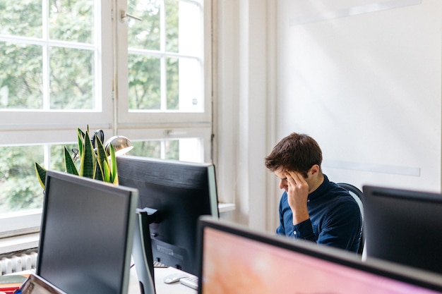 Hohe Winkelansicht des Mannes, der im Büro arbeitet