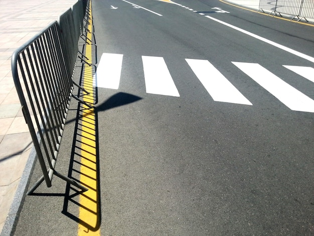 Hohe Winkelansicht des Schattens auf der Straße