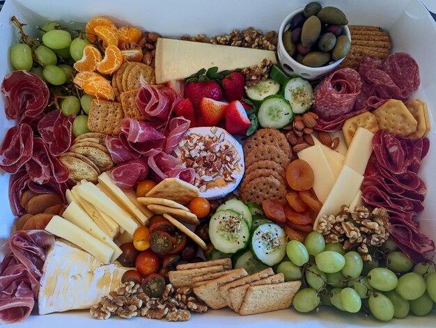 Foto hohe winkelansicht einer charcuterie mit fleisch, käse und gemüse auf dem tisch