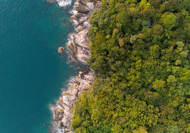 Hohe Winkelansicht Tropisches Meer mit Wellenabsturz an der Küste und am Hochgebirge in Phuket Thailand Antenne