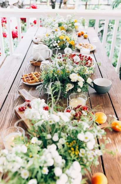 Foto hohe winkelansicht verschiedener blumen auf dem tisch